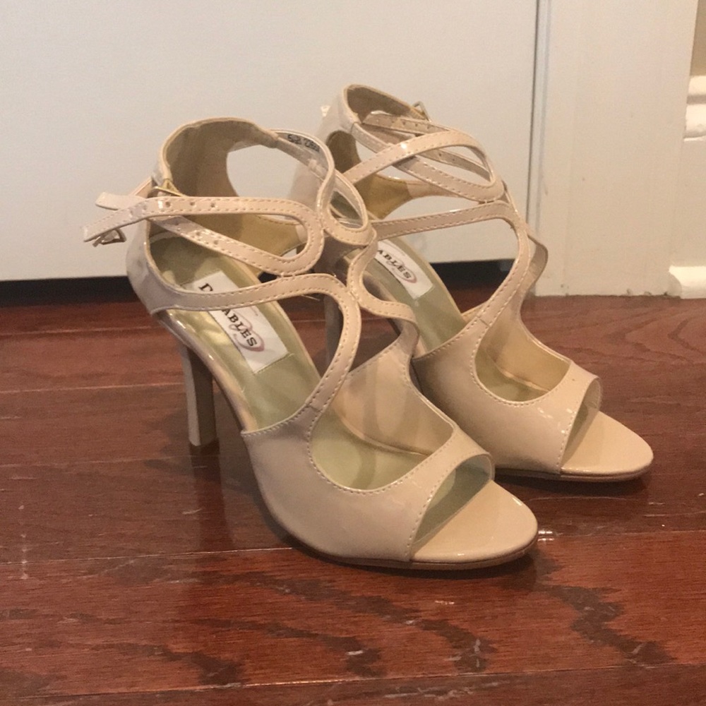 Nude heel NEVER WORN!